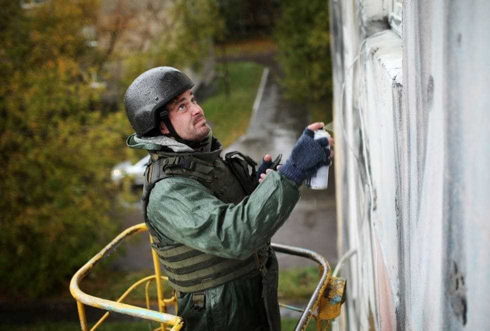 Esponente fra i più autorevoli della street art internazionale, l'australiano Guido van Helten è padre di colossali ed oltremodo realistici murali, ormai presenti in ogni angolo del globo a ricordare e omaggiare, luoghi e comunità • Terzo Pianeta (https://terzopianeta.info)